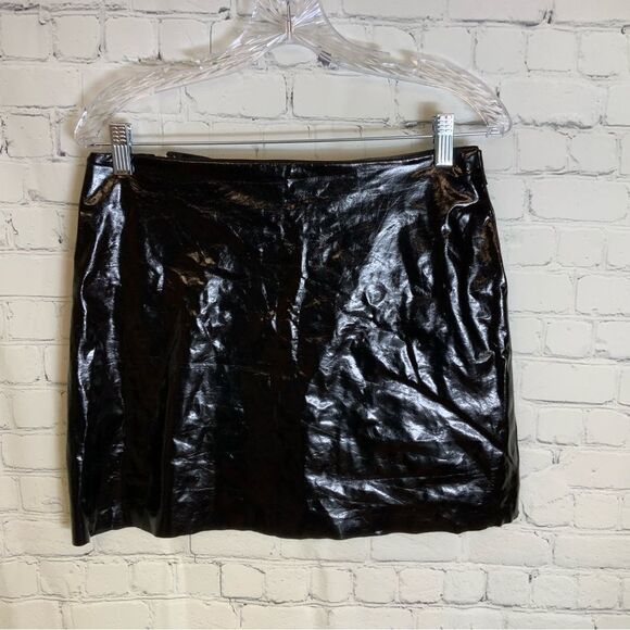 Pretty Little Thing Wet Look Vinyl Vegan Mini Skirt Size 8 - Picture 3 of 4